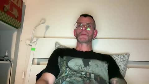 Snapshot of 1_hot_minute chatting on May 16, 9:46 pm J online show from May 16, 9:46 pm