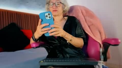 Snapshot of 1miss_monserrate chatting on February 3, 12:21 pm Miss Monserrate online show from February 3, 12:21 pm