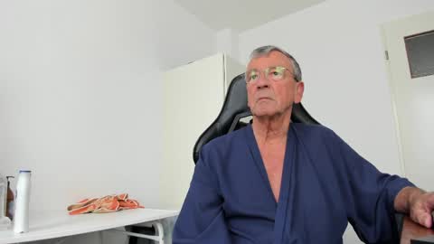 Snapshot of 200gentleman chatting on May 3, 12:22 pm Henk online show from May 3, 12:22 pm