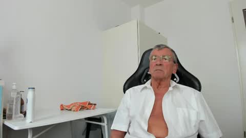 Snapshot of 200gentleman chatting on May 4, 1:18 pm Henk online show from May 4, 1:18 pm