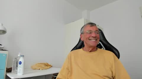 Snapshot of 200gentleman chatting on May 13, 12:35 pm Henk online show from May 13, 12:35 pm
