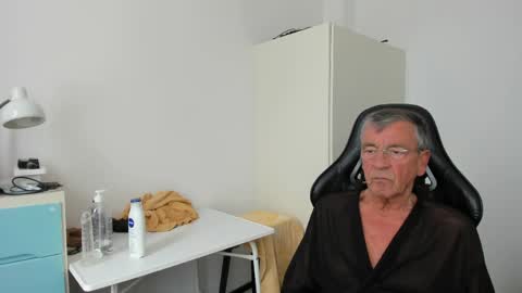 Snapshot of 200gentleman chatting on May 17, 11:06 am Henk online show from May 17, 11:06 am