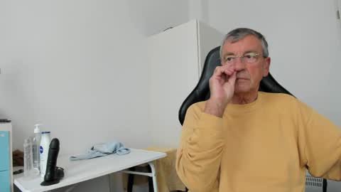Snapshot of 200gentleman chatting on May 19, 1:50 pm Henk online show from May 19, 1:50 pm