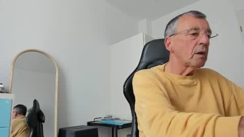 Snapshot of 200gentleman chatting on June 11, 1:31 pm Henk online show from June 11, 1:31 pm