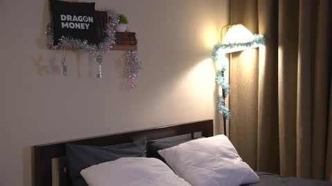 Snapshot of 2girls_1dream chatting on December 19, 6:42 am Elley online show from December 19, 6:42 am