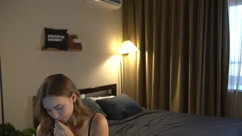 Snapshot of 2girls_1dream chatting on February 18, 2:35 pm Elley online show from February 18, 2:35 pm