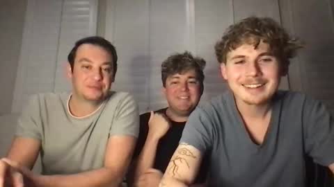 Snapshot of 2hungboys chatting on April 19, 2:33 am Roommates online show from April 19, 2:33 am