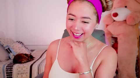 independent model online show from January 12, 8:30 am