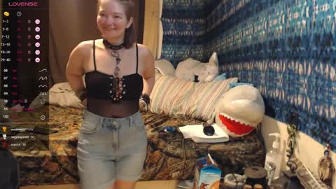 Snapshot of 420stonerchick chatting on April 24, 12:18 pm 420stonerchick online show from April 24, 12:18 pm