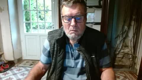 Snapshot of _123_voyeur_ chatting on September 24, 9:23 am _123_voyeur_ online show from September 24, 9:23 am