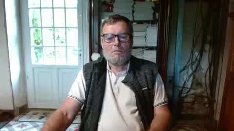 Snapshot of _123_voyeur_ chatting on October 3, 10:01 am _123_voyeur_ online show from October 3, 10:01 am