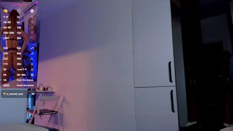 Snapshot of _alleyesonme chatting on December 18, 1:02 pm Mia online show from December 18, 1:02 pm