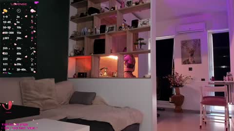 Snapshot of _alleyesonme chatting on January 16, 1:25 pm Mia online show from January 16, 1:25 pm