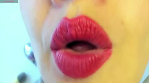Snapshot of _antomouth_paradise chatting on May 12, 7:00 pm antonia online show from May 12, 7:00 pm