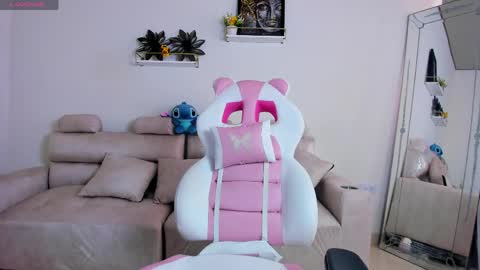Snapshot of _april_smith_ chatting on April 28, 2:33 pm online show from April 28, 2:33 pm