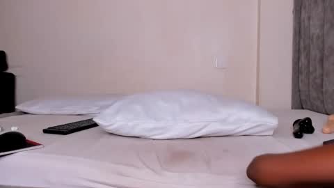 Snapshot of _ariah chatting on May 21, 4:30 am Ariah independent model online show from May 21, 4:30 am