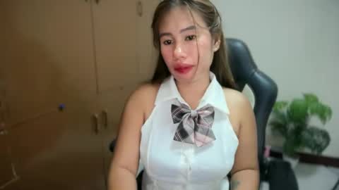 Snapshot of _ashley27 chatting on June 19, 6:07 am Angie online show from June 19, 6:07 am