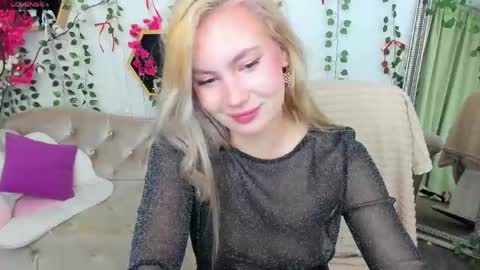 Snapshot of _bellaclark chatting on May 1, 8:35 pm Bella online show from May 1, 8:35 pm