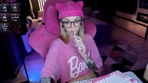 Snapshot of _black_fox__ chatting on April 28, 12:42 am Olivia Subscribe to my Fansly - online show from April 28, 12:42 am