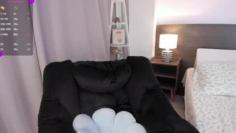 Snapshot of _bleuelune chatting on April 25, 1:19 am Mary online show from April 25, 1:19 am