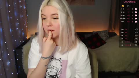 Snapshot of _blonde_barbie_ chatting on December 12, 8:32 pm Elizabeth online show from December 12, 8:32 pm