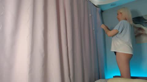 Snapshot of _blonde_barbie_ chatting on December 17, 8:45 am Elizabeth online show from December 17, 8:45 am