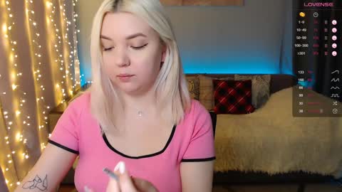 Snapshot of _blonde_barbie_ chatting on December 23, 6:27 pm Elizabeth online show from December 23, 6:27 pm