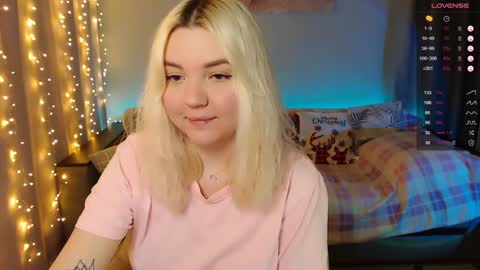 Snapshot of _blonde_barbie_ chatting on January 13, 10:35 pm Elizabeth online show from January 13, 10:35 pm