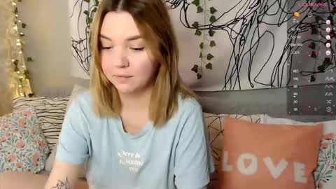 Snapshot of _blonde_barbie_ chatting on October 12, 7:18 am Elizabeth online show from October 12, 7:18 am