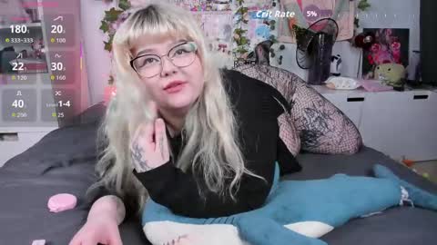 Snapshot of _candym1lky_ chatting on May 2, 6:40 am _candym1lky_ online show from May 2, 6:40 am