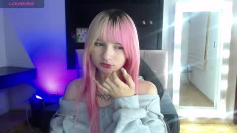 Snapshot of _charlotte_collins_ chatting on June 27, 3:28 pm _charlotte_collins_ online show from June 27, 3:28 pm