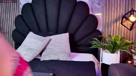 _charlotte_queen_ online show from April 14, 1:28 pm