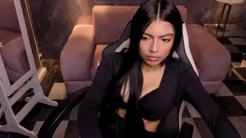 _charlottee_b online show from March 30, 1:23 pm