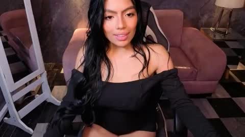 _charlottee_b online show from April 9, 9:09 pm