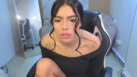 Snapshot of _charlottee_b chatting on June 17, 1:01 pm _charlottee_b online show from June 17, 1:01 pm