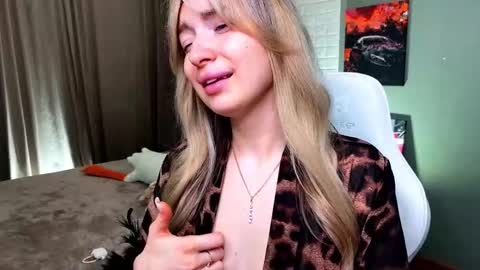 _crystal_moon_1 online show from March 3, 10:59 pm