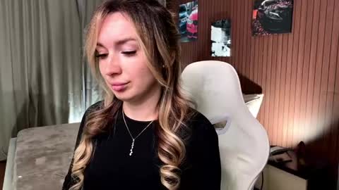Snapshot of _crystal_moon_1 chatting on April 25, 6:49 pm _crystal_moon_1 online show from April 25, 6:49 pm