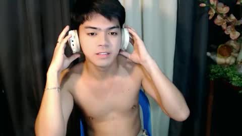 Snapshot of _cumwithrussel chatting on February 22, 11:36 pm Russ online show from February 22, 11:36 pm
