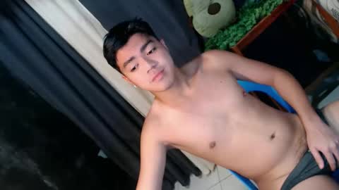 Snapshot of _cumwithrussel chatting on April 22, 1:19 am Russ online show from April 22, 1:19 am