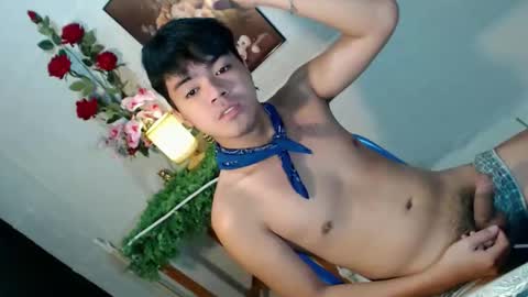 Snapshot of _cumwithrussel chatting on May 18, 2:40 am Russ online show from May 18, 2:40 am