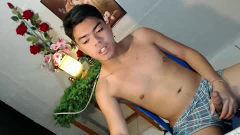 Snapshot of _cumwithrussel chatting on May 22, 1:57 am Russ online show from May 22, 1:57 am