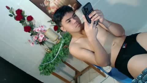 Snapshot of _cumwithrussel chatting on June 19, 1:32 am Russ online show from June 19, 1:32 am