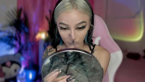 Snapshot of _darkkitty_ chatting on January 28, 2:43 am paula online show from January 28, 2:43 am