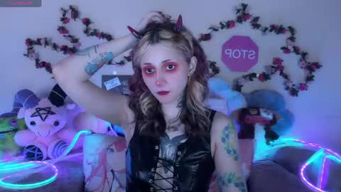 Snapshot of _devilbaby chatting on May 18, 7:31 pm Kate online show from May 18, 7:31 pm