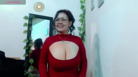Snapshot of _donniia_ chatting on April 24, 10:56 pm Dannia online show from April 24, 10:56 pm