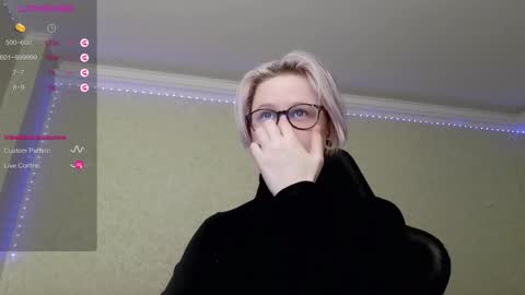 Snapshot of _elven_dreams__ chatting on December 1, 9:48 pm chloue and Gretta online show from December 1, 9:48 pm