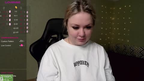 Snapshot of _elven_dreams__ chatting on December 21, 5:14 am chloue and Gretta online show from December 21, 5:14 am