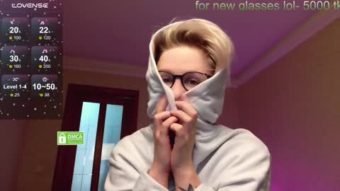 Snapshot of _elven_dreams__ chatting on January 4, 10:24 pm chloue and Gretta online show from January 4, 10:24 pm