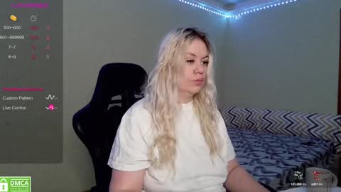 Snapshot of _elven_dreams__ chatting on January 10, 5:37 am chloue and Gretta online show from January 10, 5:37 am