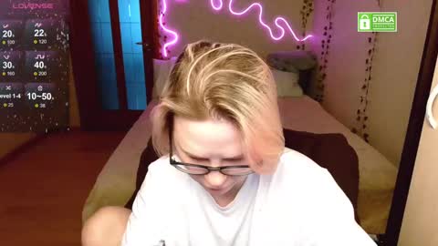 Snapshot of _elven_dreams__ chatting on March 1, 4:33 pm chloue and Gretta online show from March 1, 4:33 pm